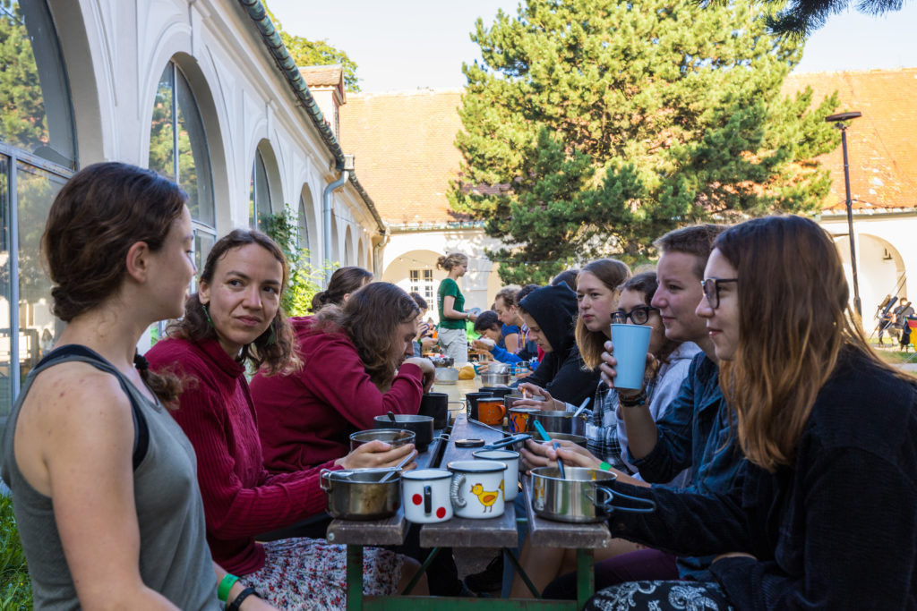Jídlo a zázemí na Festivalu dobrovolnictví DORT